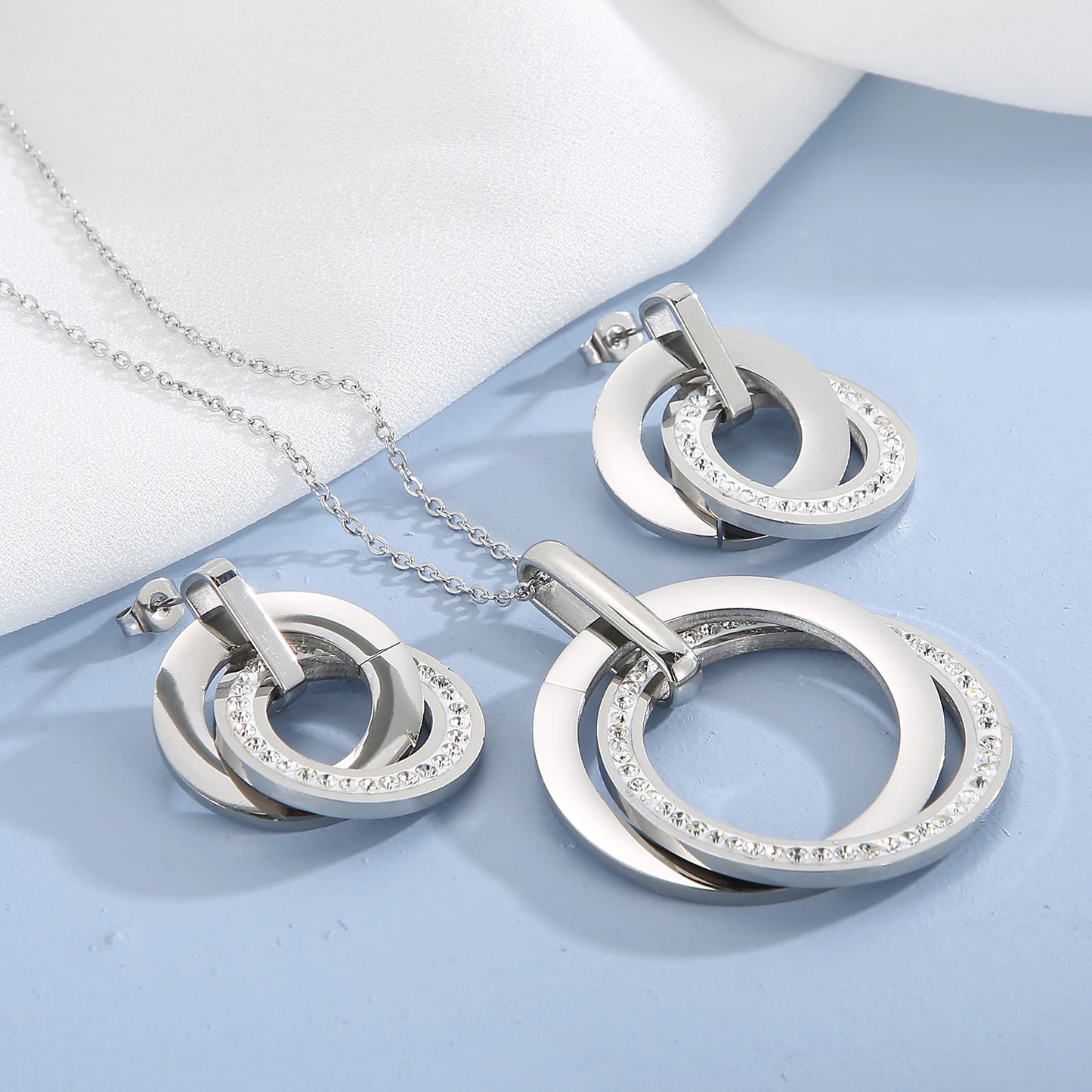Three Rounds Pendant Necklace Earrings Set